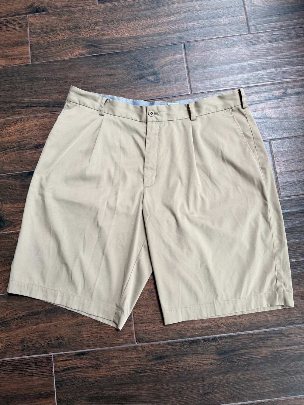 Nike golf Men’s Khaki dri-fit Shorts, size 36 tour performance